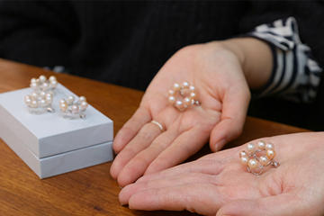 ワークショップで作ったという真珠のブローチ