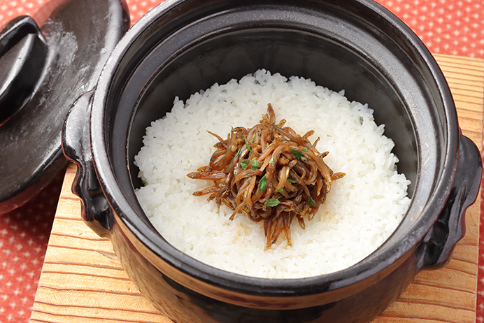 料理：氷魚醤油炊きと近江米土鍋ご飯