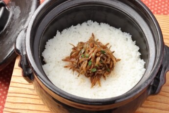 料理：氷魚醤油炊きと近江米土鍋ご飯