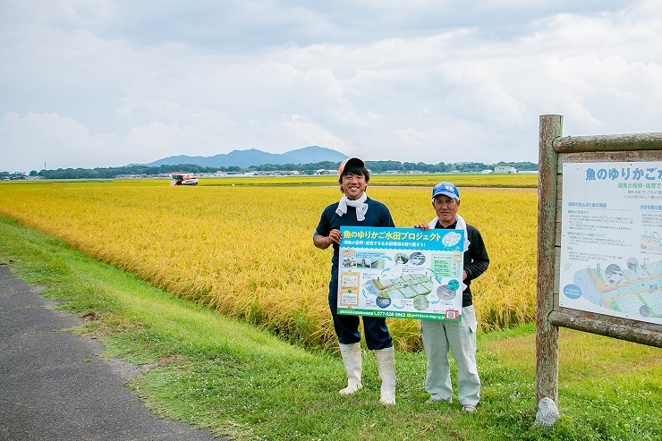 魚のゆりかご水田米生産者　柴田明宏さん（左）と父の幸弘さん（右）