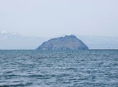 北湖に浮かぶ竹生島