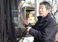 エリ漁で使う網を手にする礒田さん