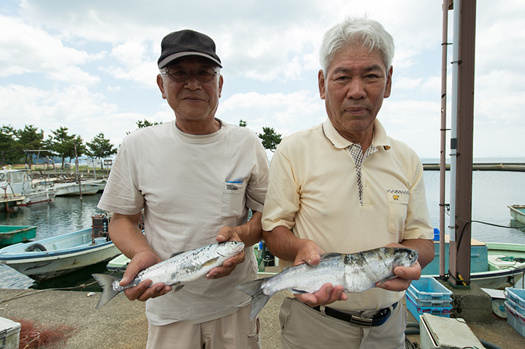 平山次夫組合長（左）と野崎吉平さん（右）