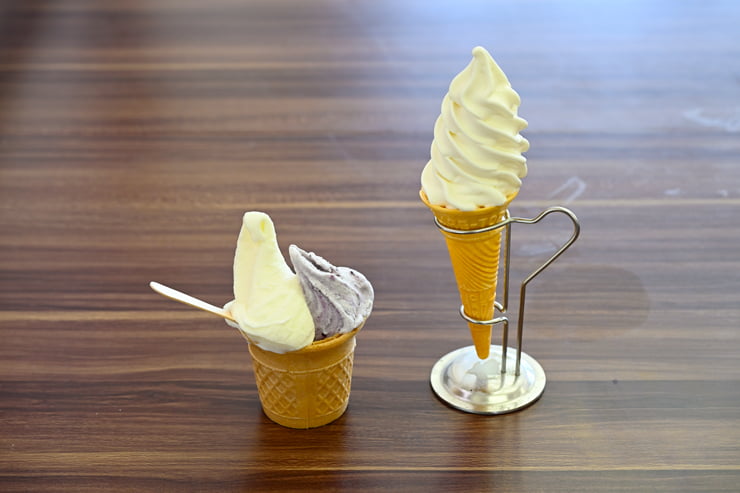 牛乳で作ったソフトクリームとジェラート
