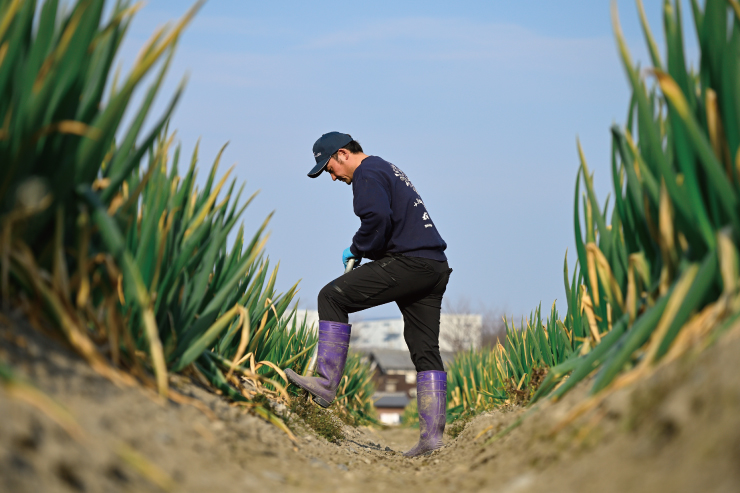 植え付けをする福永啄也さん