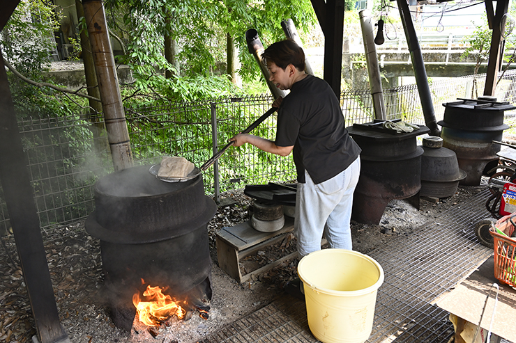 薪でお湯を沸かした釜の中でこんにゃくを茹でている様子