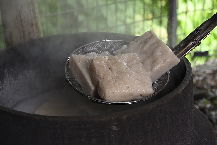 湯気が出ているこんにゃくの様子