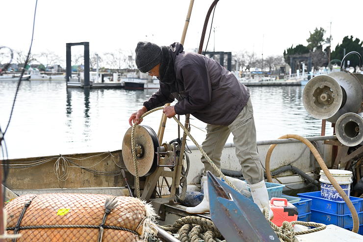 漁労中の北村重俊さん