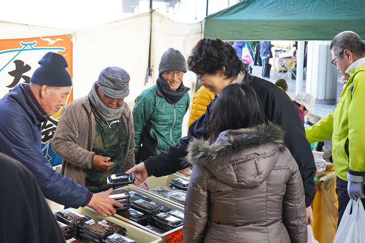 「浜大津こだわり朝市」の様子
