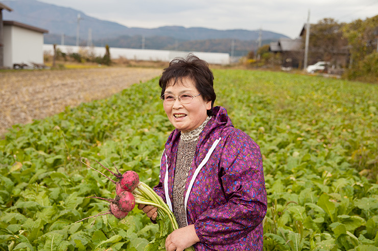 三尾里地区で万木かぶを栽培している、前川美智子さん