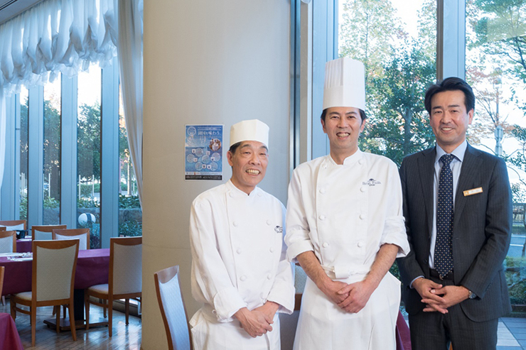 左から洋食調理長の宮本雅樹さん、おいしがうれしが調理担当の黒田さん、総支配人の片山昇さん。