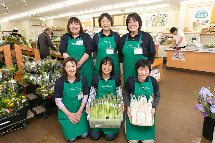 店舗スタッフのみなさん。（左上から）野澤さん、松本さん、竹中さん、（左下から）濱野さん、七里さん、北川さん。