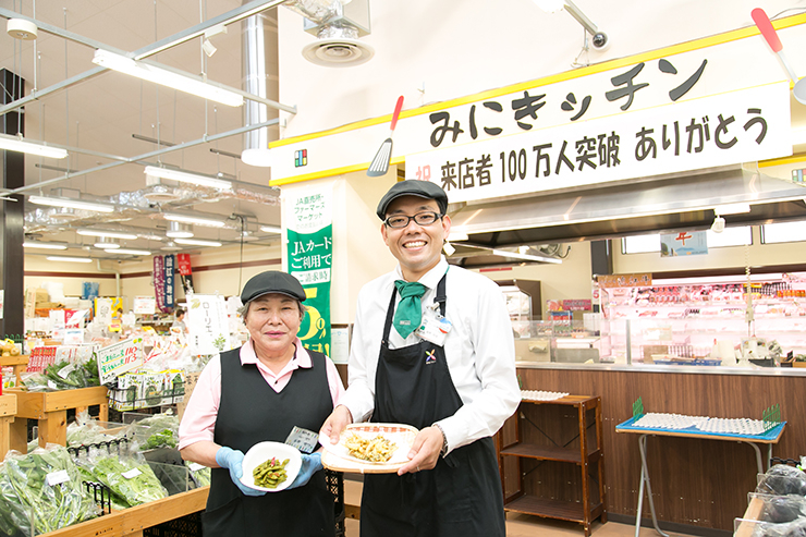 みにきッチンで働く石井せつさんと野菜ソムリエプロの姫野昭祐さん。