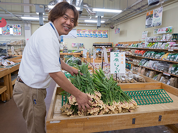 店長の伊庭本さんは、『笠原生姜』をそのまま味噌につけて生で食べるのが意外とおすすめだそう。