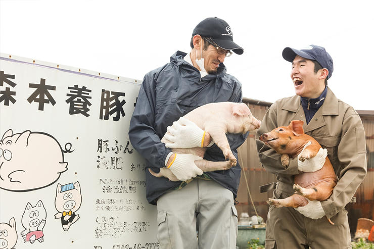 森本養豚場二代目の森本雄一さん（左）と息子の祥太さん（右）