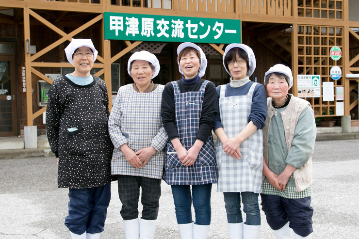 左から高橋さん、山崎さん、草野さん、姉川さん、船川さん。喫茶部は山崎さん宅のお嫁さんが切り盛りする。