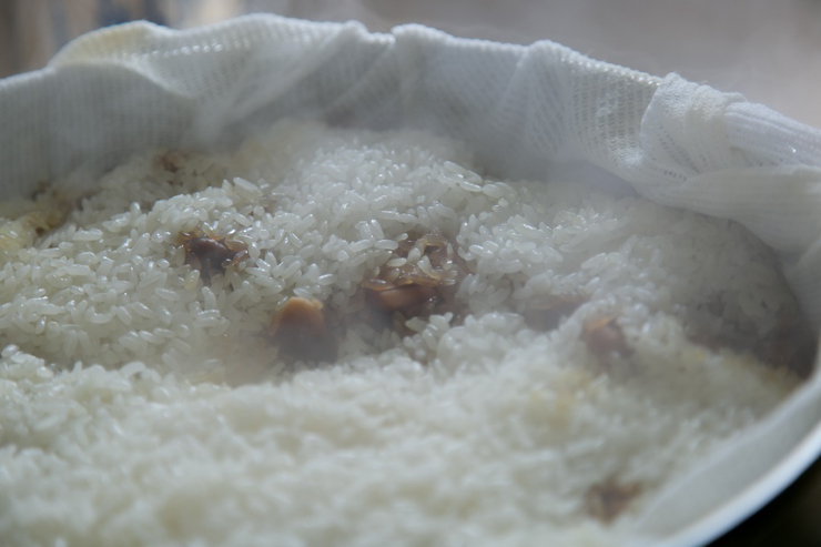 とちの実と一緒に蒸し上がった艶があってもっちりした餅米。もちろん餅米は、滋賀羽二重糯（もち）を使用。