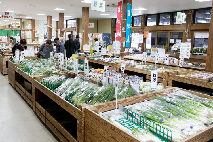 地元の野菜や山菜が並ぶ産直市場。